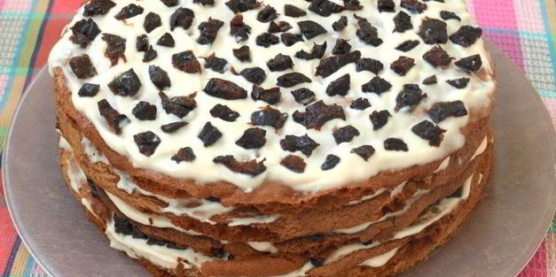 медовик с черносливом