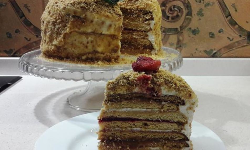 Рецепт медовик с карамелью и клюквенным кули