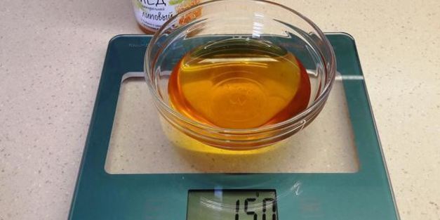 медовик с карамелью и клюквенным кули