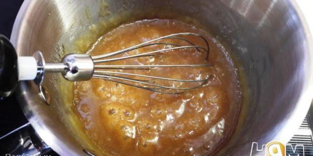 медовик с карамелью и клюквенным кули