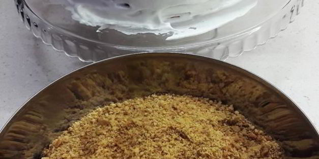 медовик с карамелью и клюквенным кули