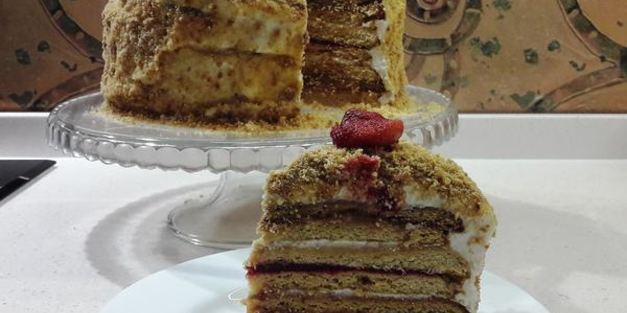 медовик с карамелью и клюквенным кули