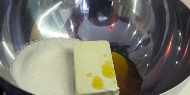 медовик с карамелью и клюквенным кули