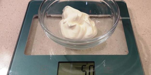 медовик с карамелью и клюквенным кули