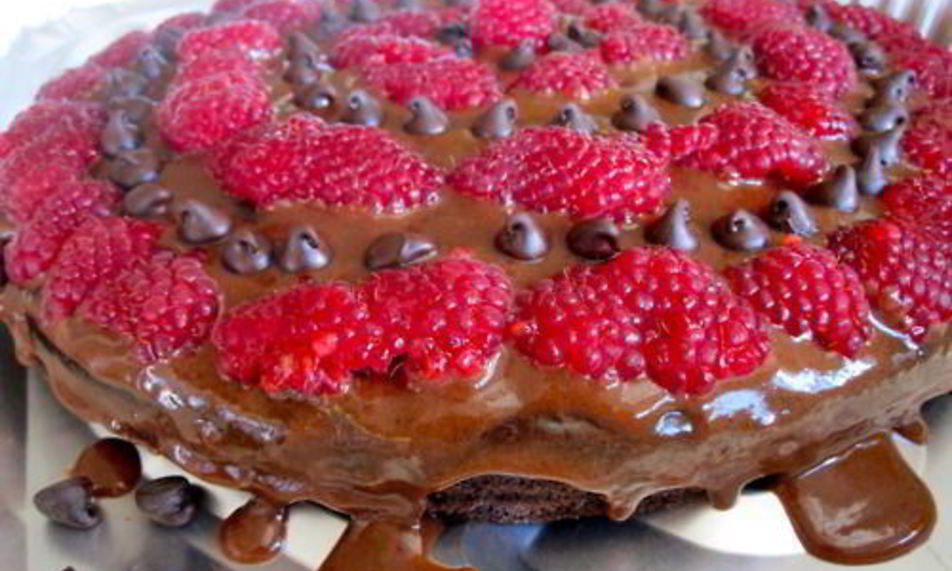 Рецепт шоколадный торт с глазурью и малиной