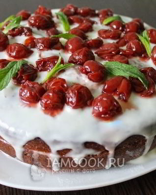 Шоколадный торт с вишнями и сметанным кремом