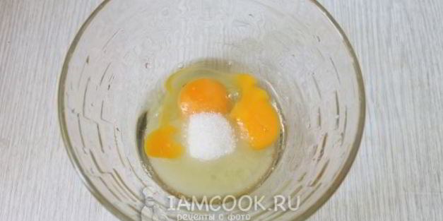 шоколадный торт с вишнями и сметанным кремом