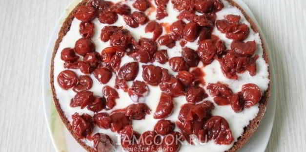 шоколадный торт с вишнями и сметанным кремом