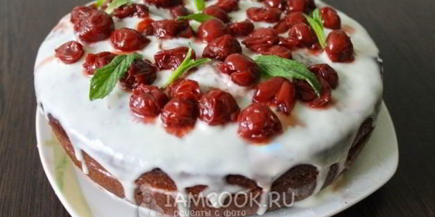 шоколадный торт с вишнями и сметанным кремом
