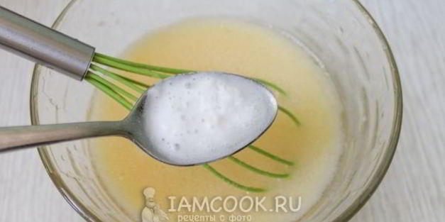 шоколадный торт с вишнями и сметанным кремом