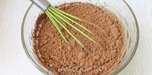 шоколадный торт с вишнями и сметанным кремом