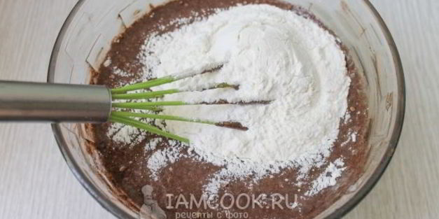 шоколадный торт с вишнями и сметанным кремом