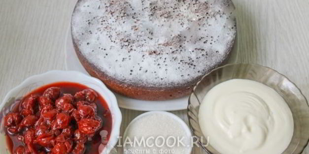 шоколадный торт с вишнями и сметанным кремом