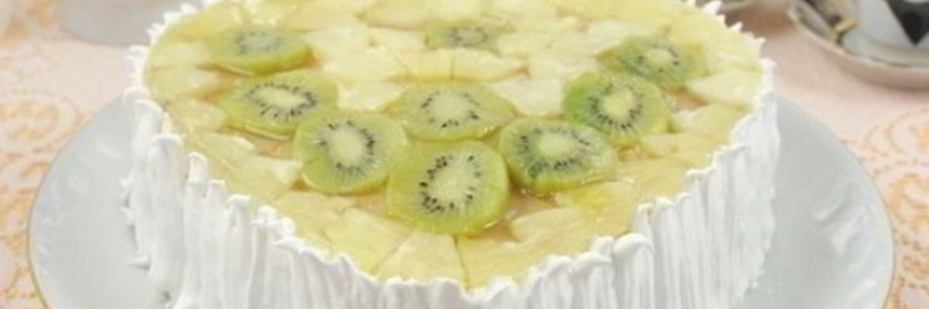 Торт бисквитный с фруктами, желе и йогуртом