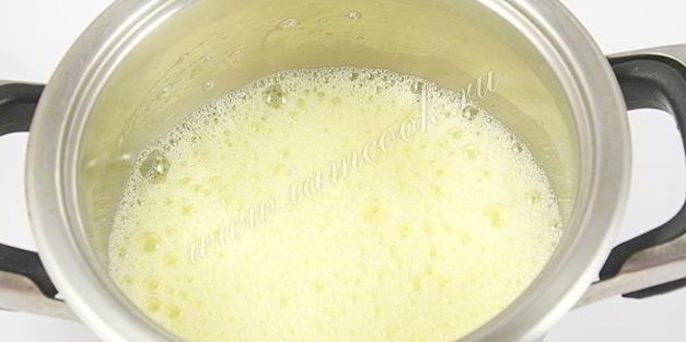 торт бисквитный с фруктами, желе и йогуртом