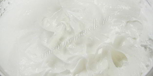 торт бисквитный с фруктами, желе и йогуртом