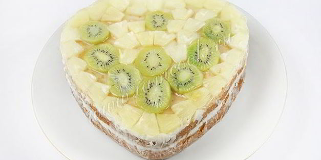 торт бисквитный с фруктами, желе и йогуртом