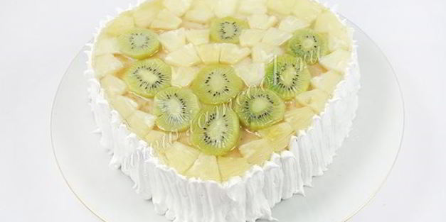 торт бисквитный с фруктами, желе и йогуртом