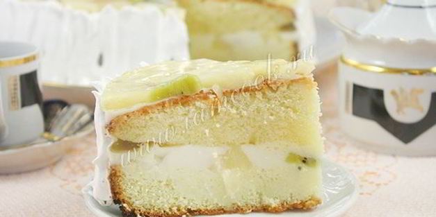 торт бисквитный с фруктами, желе и йогуртом