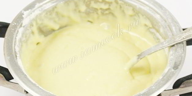 торт бисквитный с фруктами, желе и йогуртом