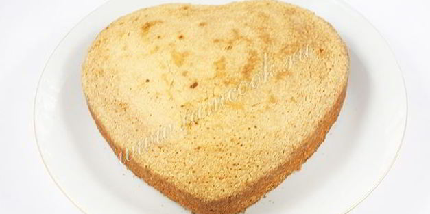 торт бисквитный с фруктами, желе и йогуртом