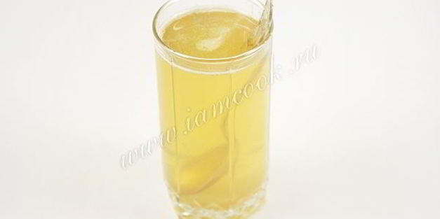 торт бисквитный с фруктами, желе и йогуртом