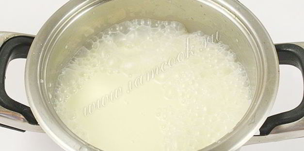 торт бисквитный с фруктами, желе и йогуртом