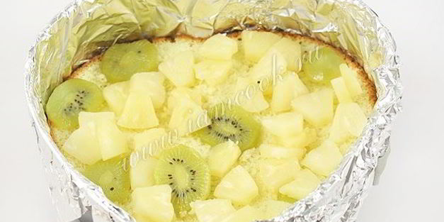 торт бисквитный с фруктами, желе и йогуртом