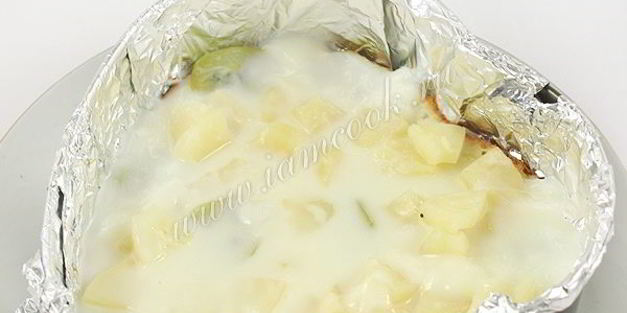 торт бисквитный с фруктами, желе и йогуртом