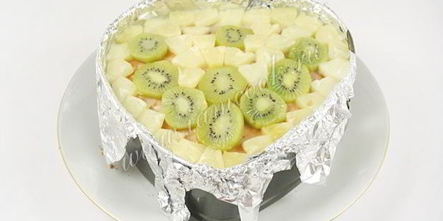 торт бисквитный с фруктами, желе и йогуртом