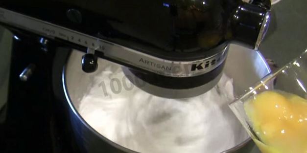 торт лебединое озеро с безе и взбитыми сливками