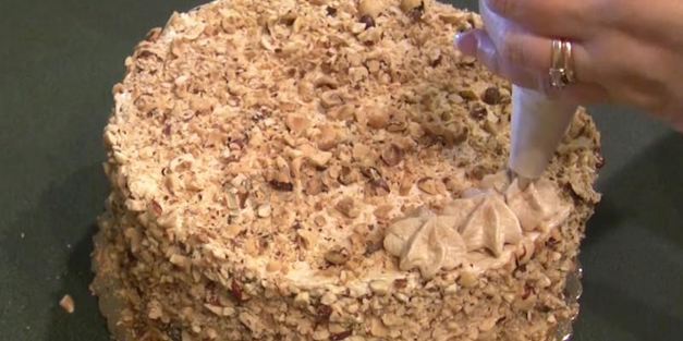 торт лебединое озеро с безе и взбитыми сливками