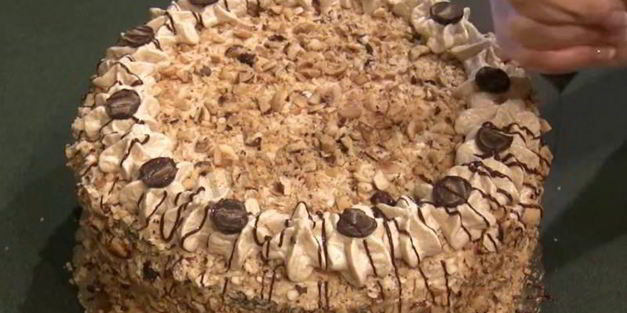 торт лебединое озеро с безе и взбитыми сливками