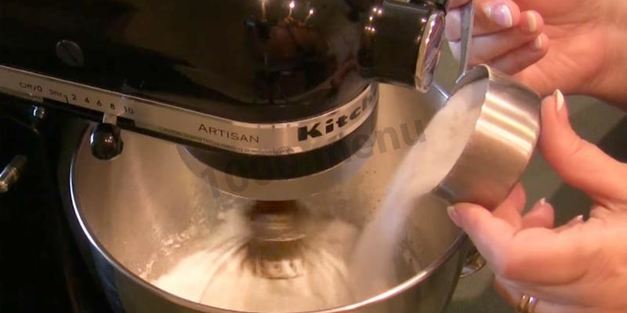 торт лебединое озеро с безе и взбитыми сливками