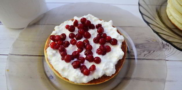 торт с творогом и брусникой