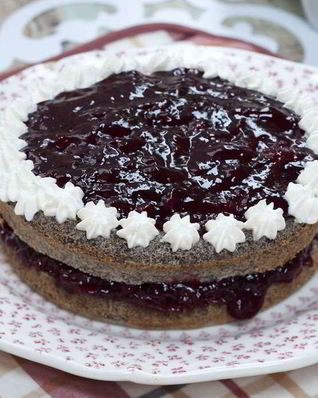 Торт с вишневым вареньем, маком и взбитыми сливками