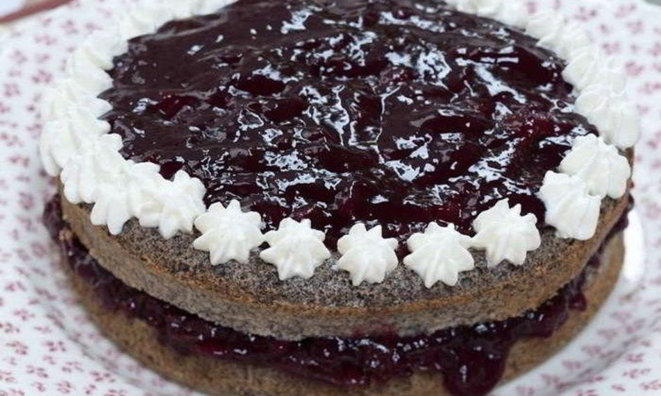 Рецепт торт с вишневым вареньем, маком и взбитыми сливками
