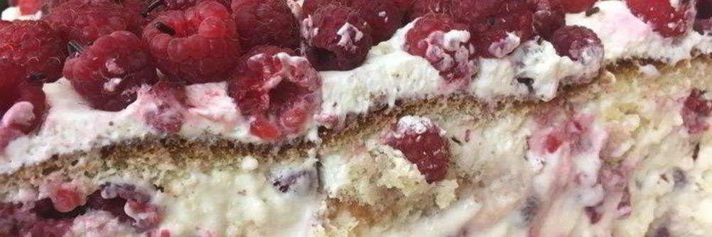 Ягодный бисквитный торт