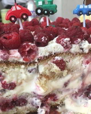 Ягодный бисквитный торт