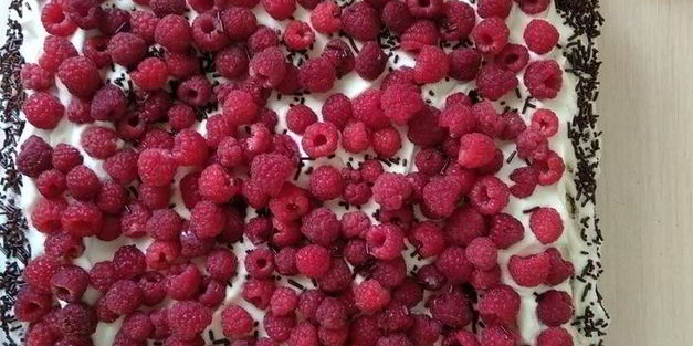 ягодный бисквитный торт