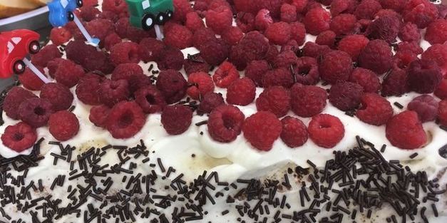 ягодный бисквитный торт