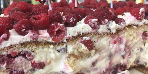 ягодный бисквитный торт