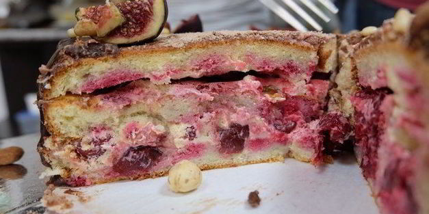 ягодный бисквитный торт