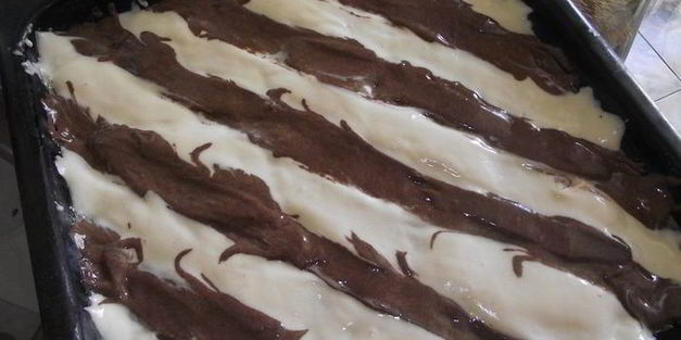 вишневый полосатый рулет