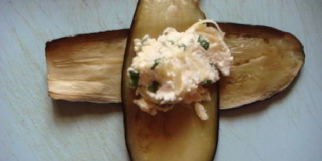 запеченные конвертики из баклажанов