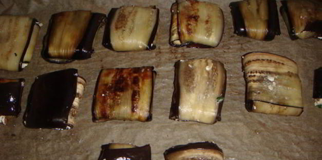 запеченные конвертики из баклажанов