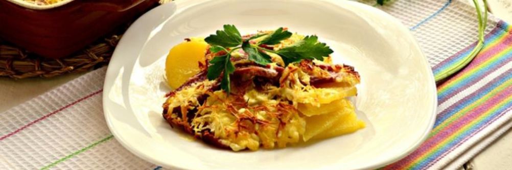 Картофельная запеканка с колбасой