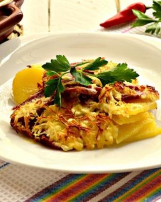 Картофельная запеканка с колбасой