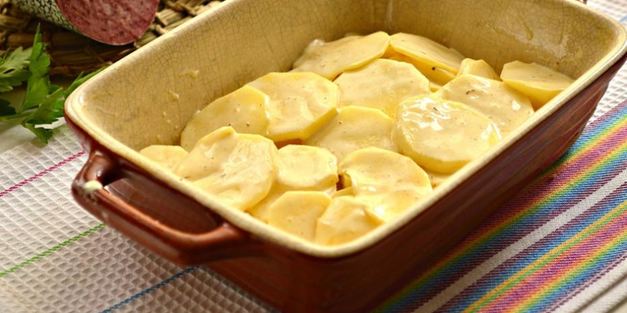 картофельная запеканка с колбасой