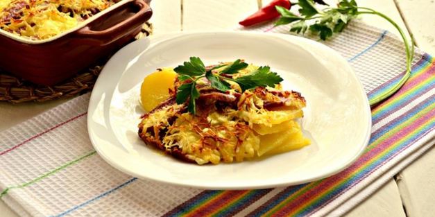 картофельная запеканка с колбасой